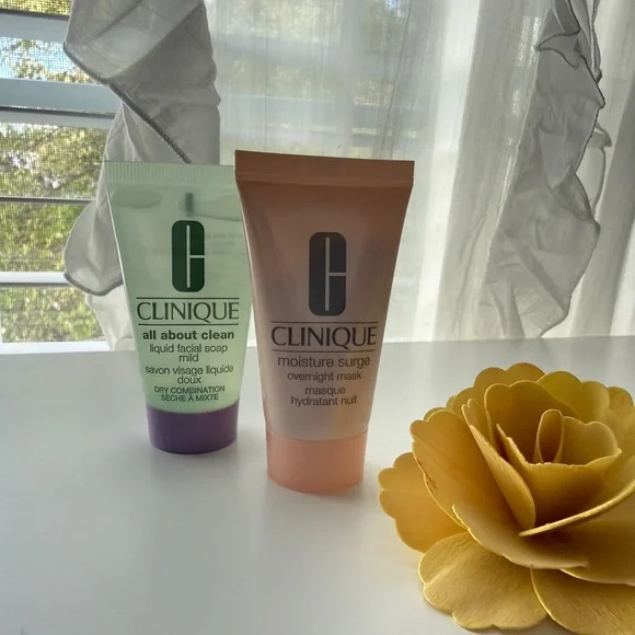 Clinique Skincare Deluxe Travel Set with Cosmetic Bag